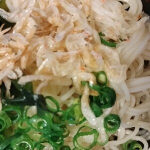 わかめと揚げ玉のそうめん